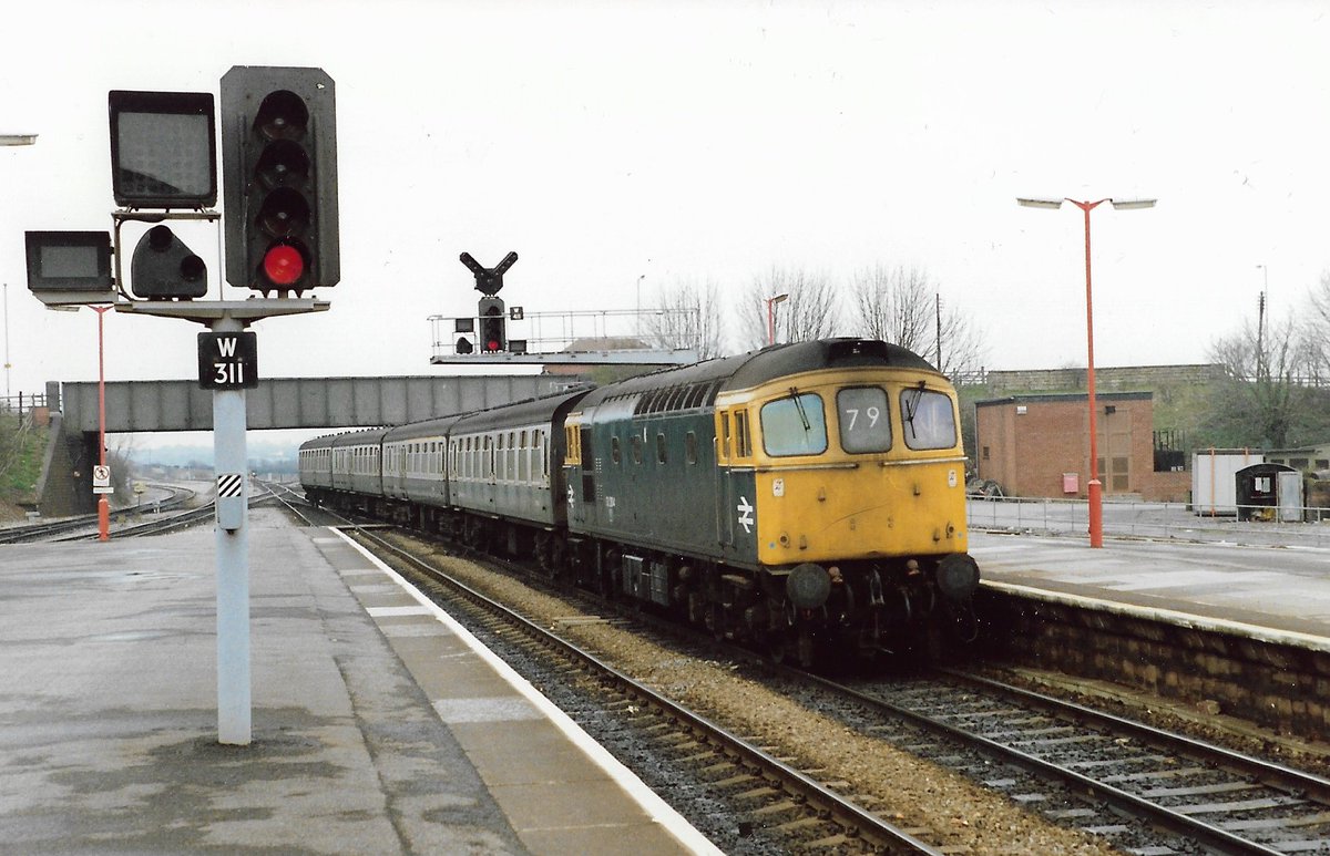 Westbury Station 18th March 1988
British Rail Class 33/2 diesel loco 33204 with a four coach rake forming a Cardiff to Portsmouth Harbour service. 3 Mark 1's & a Mark 2 BFK behind the Slim Jim
#BritishRail #Class33 #BRBlue #Westbury #BRCW #trainspotting #Cardiff #Portsmouth 🤓