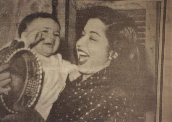 الفنانة سامية جمال فى منزلنا العامر تحتفل بعيد ميلاد هذا الطفل  اخى الأكبر يسرى الابيارى مؤلف مسرحيات ... الجوكر ...  و عش المجانين ....و عبده يتحدى رامبو  ... و البلدوزر ...  و  عشرون مسرحية أخرى ... واضح ان سامية جمال بابتسامتها ليسرى كانت تتنبأ له  بأنه سيكون مؤلف ناجح جدا