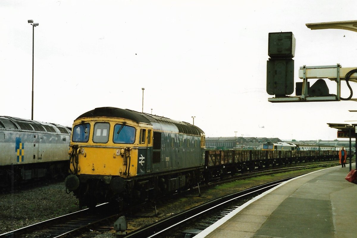 Eastleigh Station 2nd July 1991
British Rail Class 33/1 diesel loco 33101 hauls a rake of ZDV Cod ex-Tube wagons now in use by the Signal & Telegraph Engineers and loaded with concrete cable troughing
#BritishRail #Eastleigh #Class33 #BRBlue #Railfreight #trainspotting #BRCW🤓