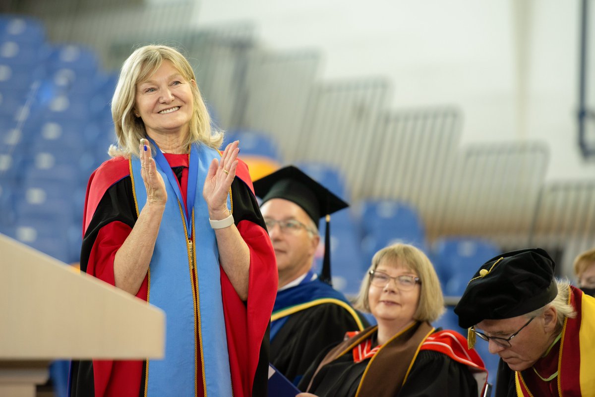 🧵 To the Class of 2023 🎓 from our Dean, @drrobinbright :

'It is my pleasure to congratulate the graduates of the Faculty of Education! Thank you for choosing the Faculty of Education as your foundation in life. Thank you for respecting and embracing what we offered you...