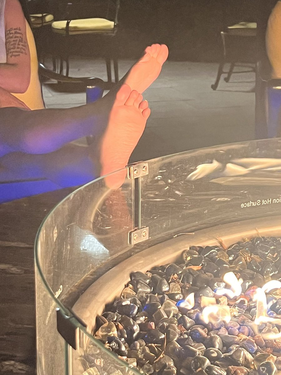 itsprettyashley's tweet photo. Anyone enjoy warm cozy feet https://t.co/MDWHt2jFdA