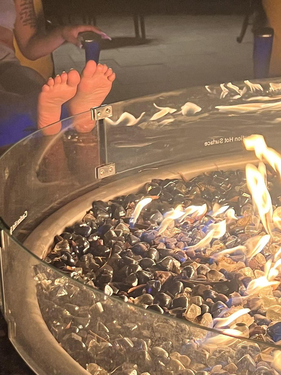 itsprettyashley's tweet photo. Anyone enjoy warm cozy feet https://t.co/MDWHt2jFdA