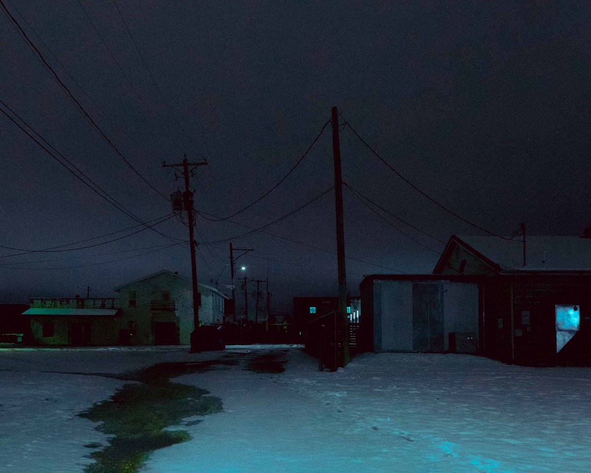 whateveroxy's tweet photo. snowy night’s just feel different https://t.co/WyBJDz9XOo