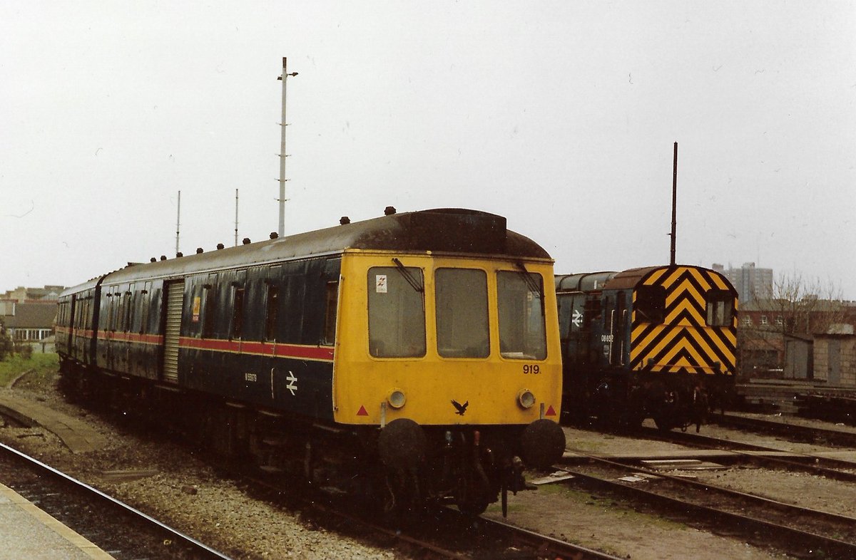 Cardiff Central 31st December 1988
Manchester Longsight depot's Class 127 DMU Parcels unit 919 - 55979+55968 stand in the former Riverside Station sidings. Red Star branding on BR Blue
Cameo from Gronk 08652
#BritishRail #Class127 #DMU #Parcels #Cardiff #BRBlue #trainspotting 🤓