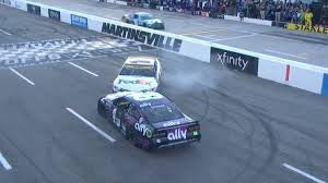 @di9Designs @dennyhamlin okay but didn’t Denny do basically the same thing to Kyle Larson at Kansas? And he’s one to talk about tantrums

Like Remember this?