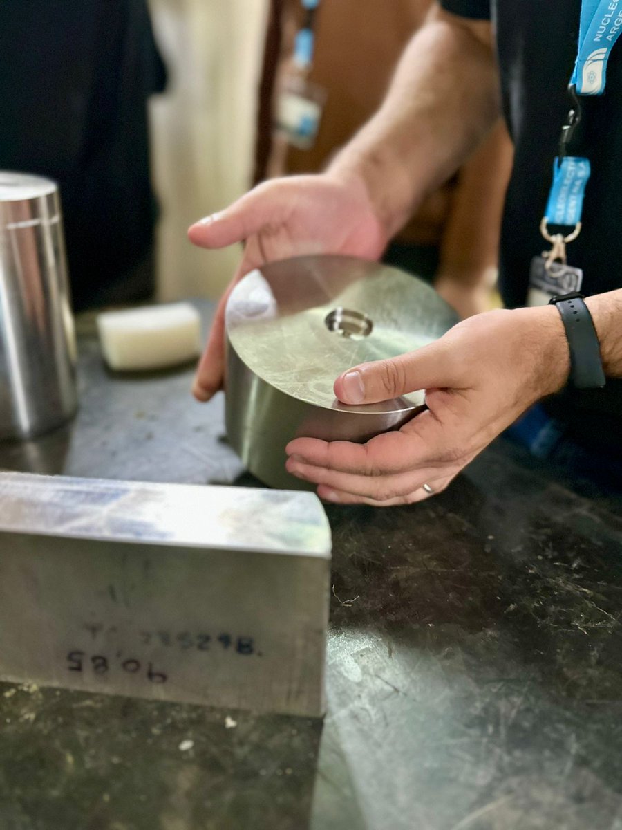 La historia de la reparación de Atucha II es una historia de soberanía y orgullo nacional. 🇦🇷⚛️💪🏽

Les paso a contar: en octubre de 2022 detectaron que uno de los soportes del reactor se había desprendido y desplazado de su lugar. Es una pieza así a 14 mts de profundidad.