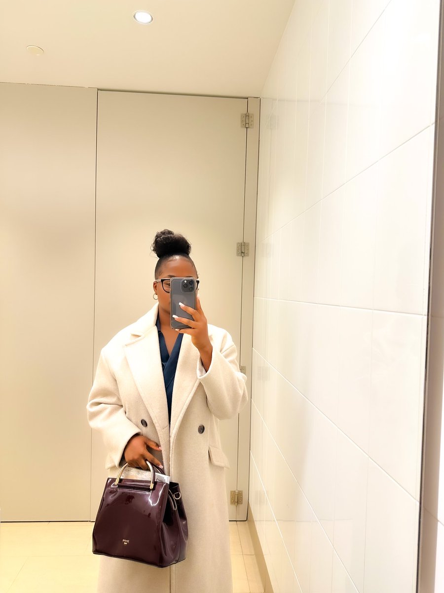 ModupeOlotu's tweet photo. My favourite part of spring is wearing trench coats 🥰 https://t.co/VGOM3MbCHP
