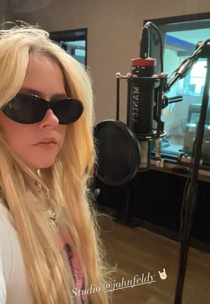ARLavigneDaily's tweet photo. Avril Lavigne is back in the studio. New music? 👀🫶 https://t.co/1AoLPwgXgI