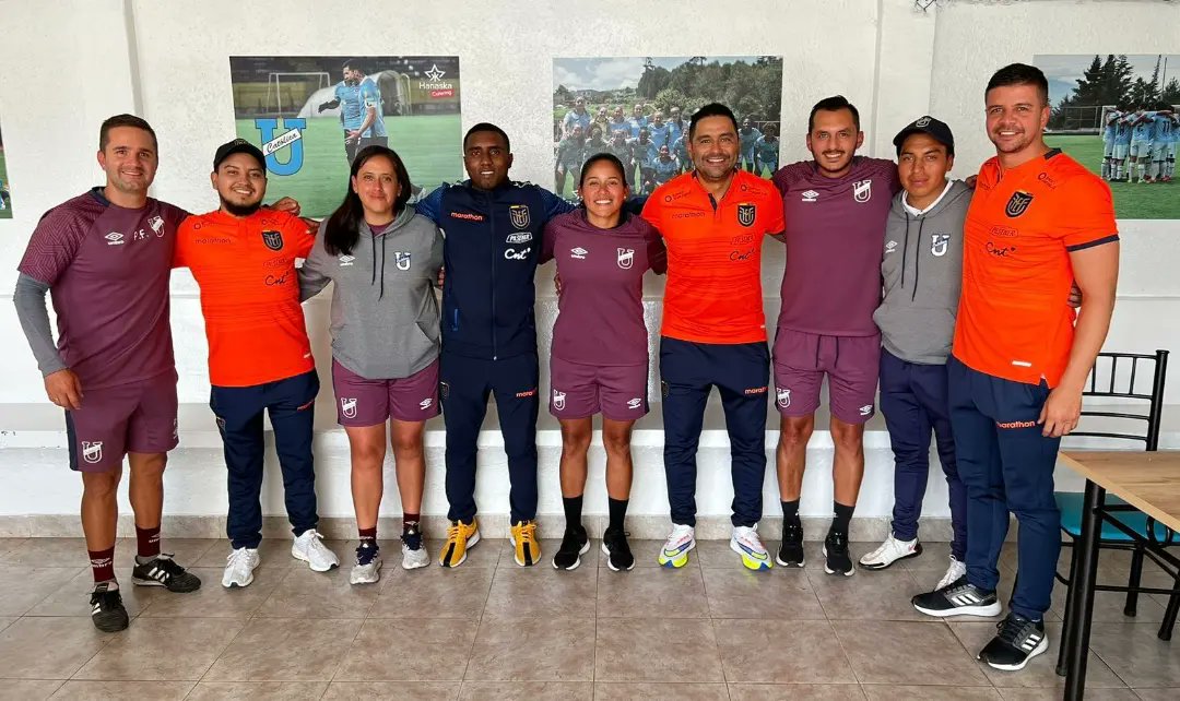UCfemeninoec's tweet photo. 📸 | El día de hoy el cuerpo técnico de la selección femenina de @LaTri encabezado por su DT @profeusme estuvo trabajando e intercambiando conocimiento y métodos de trabajo con el cuerpo técnico de nuestro equipo. https://t.co/p2Ay0Jk9Kt
