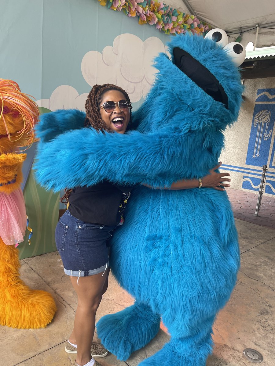TheRealECB's tweet image. This hug from @MeCookieMonster was everything! 🥹😍🍪💙
