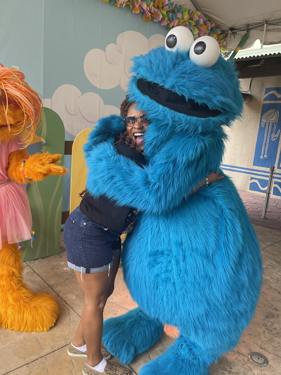 TheRealECB's tweet image. This hug from @MeCookieMonster was everything! 🥹😍🍪💙