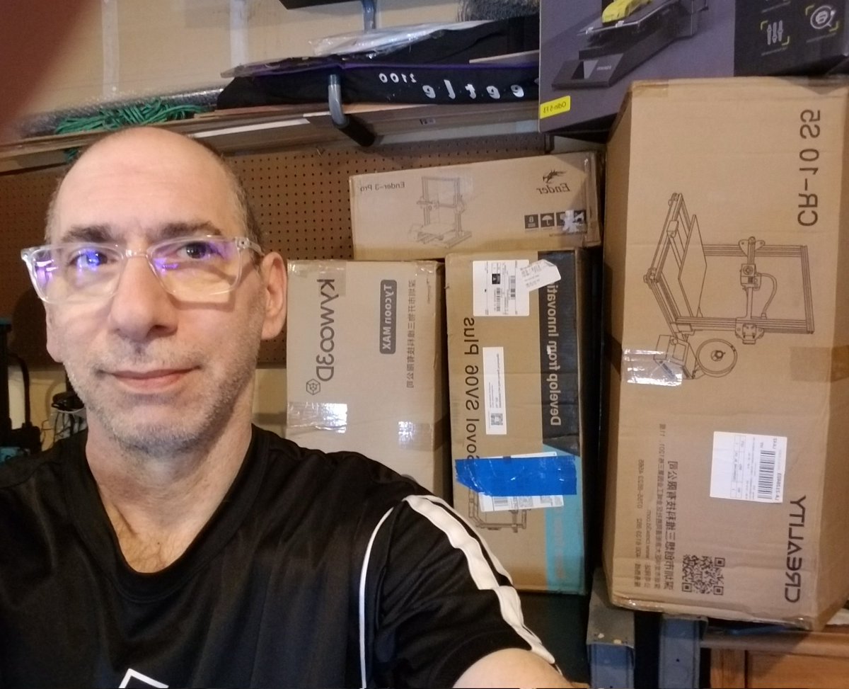 DaddyWazzy's tweet photo. I see a lot of selfies with boxes on twitter. He's mine. Maybe it's a recycling campaign..#recycling #3Dprinting #emptyboxes https://t.co/w6xWtarX0i