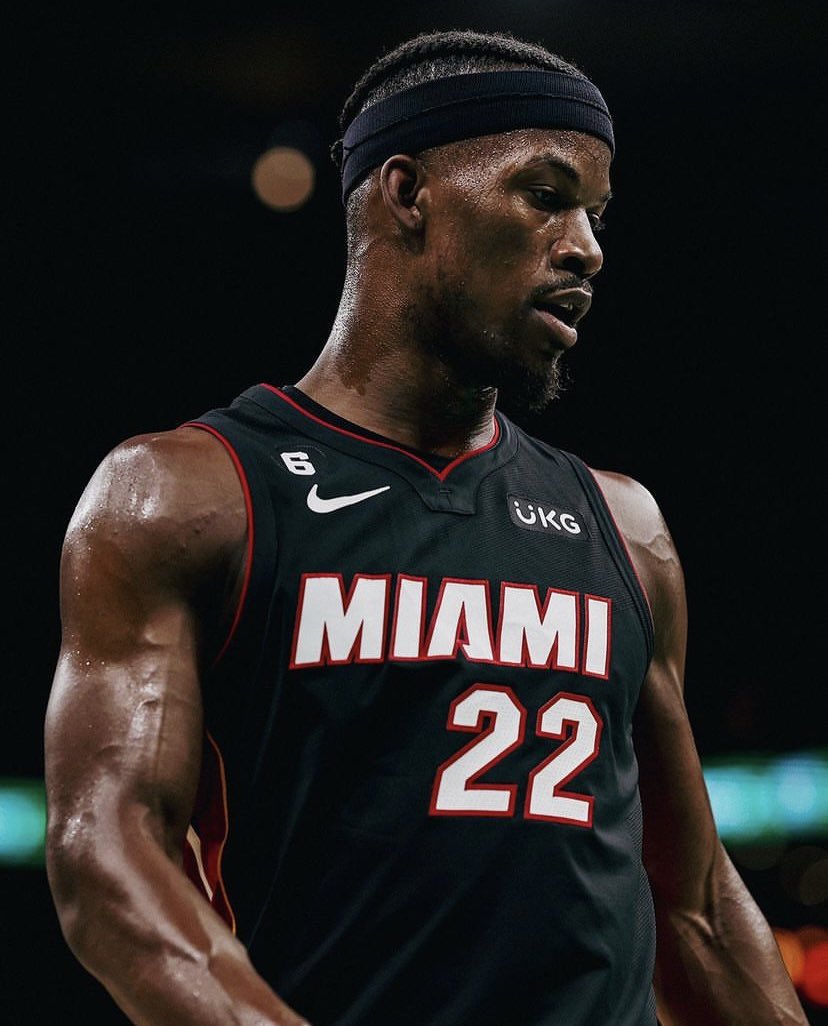 Dunkn_Out's tweet photo. Su padre lo abandonó, fue huérfano a los 13 años, no recibió ofertas para jugar baloncesto universitario, aún así, llegó a la NBA y ahora disputará sus segundas Finales con Miami Heat.

HILO | La historia de Jimmy Butler. https://t.co/Zqa0fjcUCY