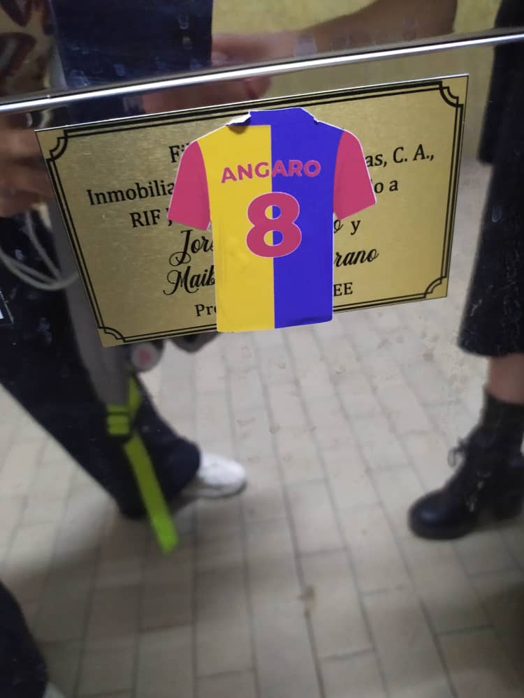 jorseltqj's tweet photo. #Denuncia
Con mucha molestia tengo que informar, que hoy 30 de mayo, nuevamente se vandaliza el filtro de la Escuela de Economía, en esta ocasión removiendo la placa de la donación realizada por la @InmobiliariaDin 

+ https://t.co/tmC4TBzFRC