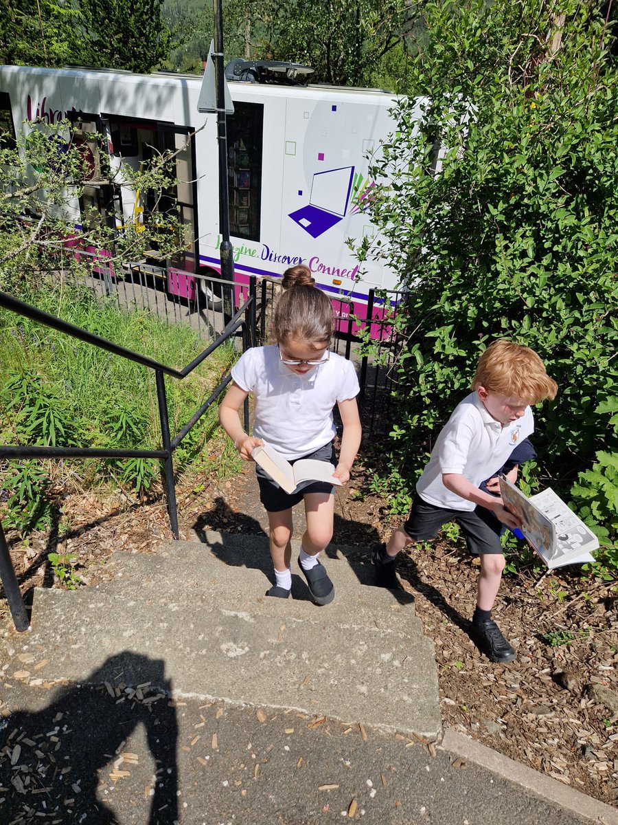 strathyps1's tweet photo. When you simply cannot wait to sneak a peak at your new book! 📚 #StrathyreReads @StirlingLibs @FMReadChallenge https://t.co/MhZmNVAtUT