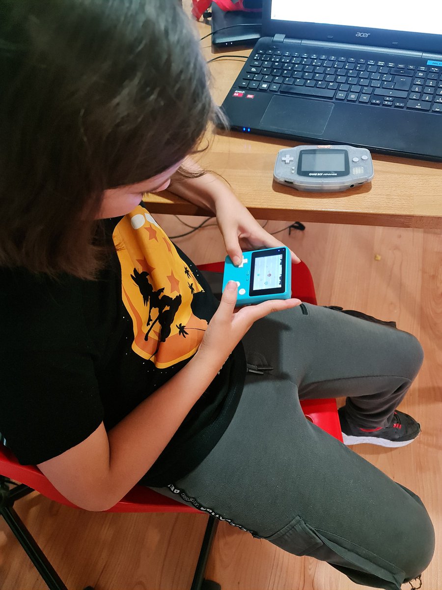 CarlosRojasHILC's tweet photo. Ayer me lo pasé pipa impartiendo el taller de @makecode arcade y probando los juegos de la muchachada (8-12 años) en la consola Retro Arcade Education @elecfreaks. Por supuesto,llevé algo de cacharrería #retro para la ya habitual píldora introductoria de "arqueología informática" https://t.co/qY0VVzg7Fv