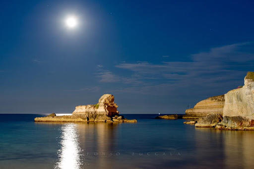 #LaGrandeBellezza della SFINGE nella baia di Sant'Andrea (Salento) illuminata dalla luna.
