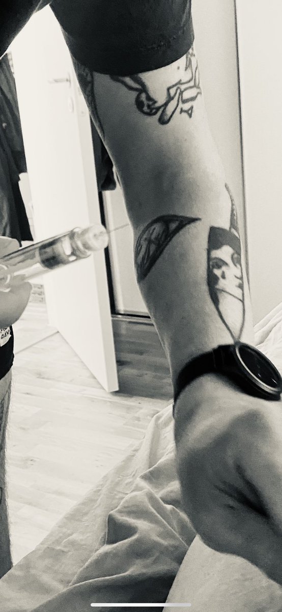 Jobannas's tweet photo. Jag fick ett armband med ett B så att jag alltid ska ha henne nära. Men hon har redan kommit och gått. Istället står vi i dagarna som skulle kretsat runt henne med ännu en spruta i händerna, och hoppas. Att detta blir sista https://t.co/u9ZiUZmctn