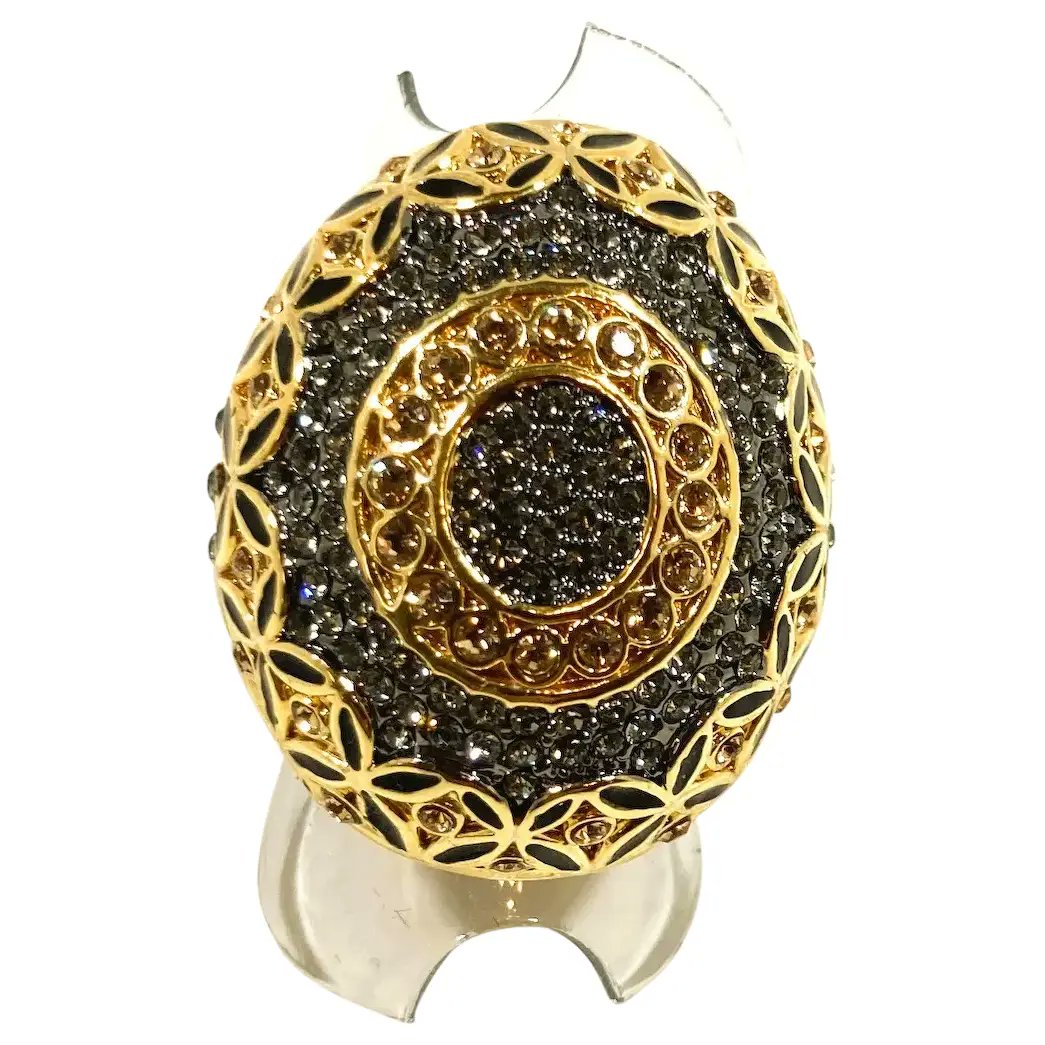 Akkad Large Domed Textured Goldtone Metal Rhinestone Cocktail Ring Size 6.25
#rubylane #vintage #jewelry #rings #rhinestones #designer #hautecouture #giftideas
#jewelryaddict #vintagebeginshere 
rubylane.com/item/136230-E1…