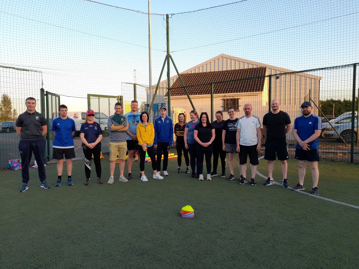 Thanks to all the enthusiastic coaches who turned up and brought great energy to @coachingwh Nursery workshop this eve. A special mention to @rosemountgaa for the use of their excellent facilities and helpfulness and to @holland_eanna for assisting. 🏐🤾🤸‍♀️🤹👌🇧🇭🏐⚾️🎈