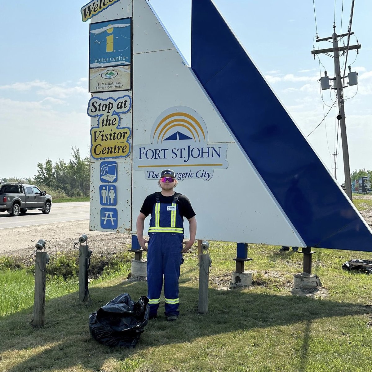 PacificCanbriam's tweet photo. Last week our Fort St. John team joined five other local companies and took to the ditches of the Alaska Highway. 

Together, we ‘pitched-in’ to clean up around 60 bags of garbage and other disposed of items spanning about 5km of the Highway.

#community #fortstjohn #teamwork https://t.co/9oBIQX74Om