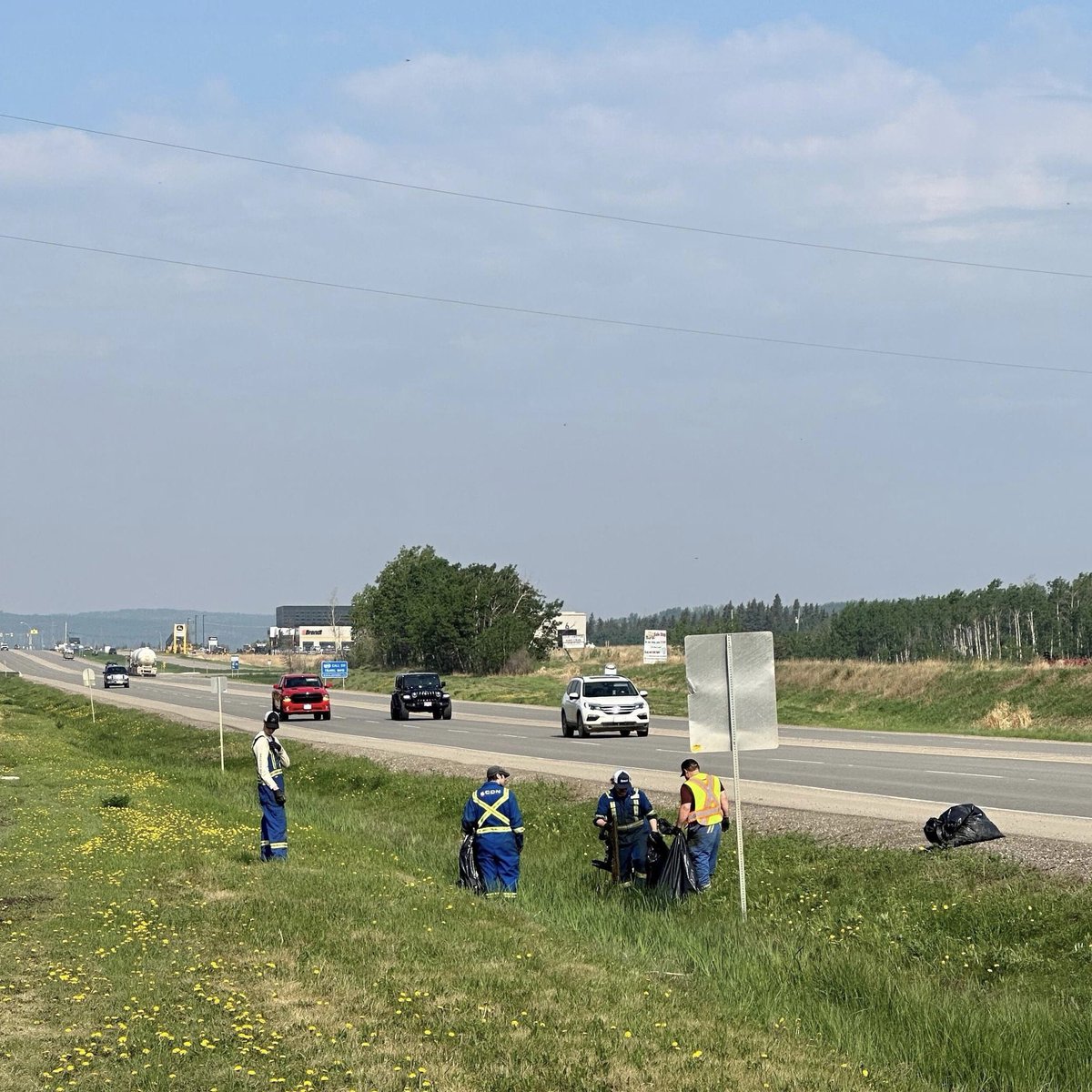 PacificCanbriam's tweet photo. Last week our Fort St. John team joined five other local companies and took to the ditches of the Alaska Highway. 

Together, we ‘pitched-in’ to clean up around 60 bags of garbage and other disposed of items spanning about 5km of the Highway.

#community #fortstjohn #teamwork https://t.co/9oBIQX74Om