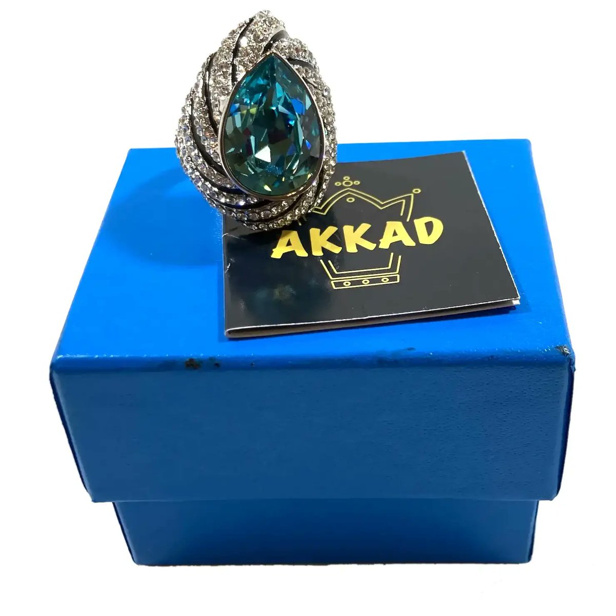 Akkad Large Domed Blue Stone Clear Rhinestones Statement Ring MIB Size 7
#rubylane #vintage #jewelry #rings #rhinestones #designer #hautecouture #giftideas 
#jewelryaddict #vintagebeginshere 
rubylane.com/item/136230-E1…