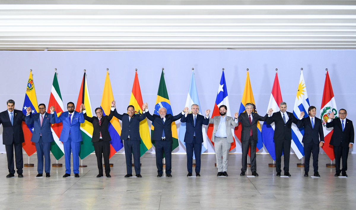 Hoy, en Brasilia, dimos un gran paso hacia la integración de toda nuestra región. El Encuentro de Presidentes de los países de América del Sur es una muestra de la importancia de trabajar colectivamente.

Estamos retomando la senda de la unidad que nunca debimos haber abandonado.
