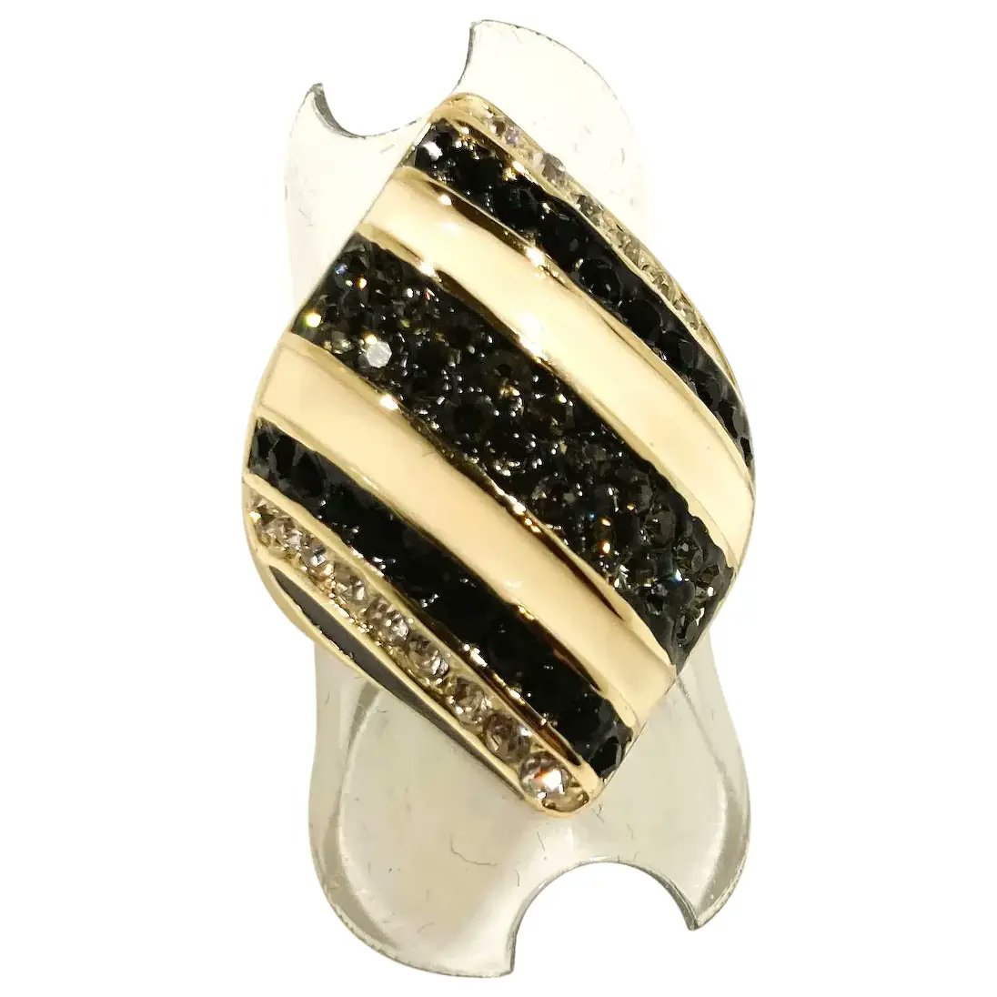 Akkad Diamond Shaped Striped Enameled Rhinestone Ring Size 7
#rubylane #vintage #jewelry #rings #rhinestones #designer #hautecouture #giftideas 
#jewelryaddict #vintagebeginshere 
rubylane.com/item/136230-E1…