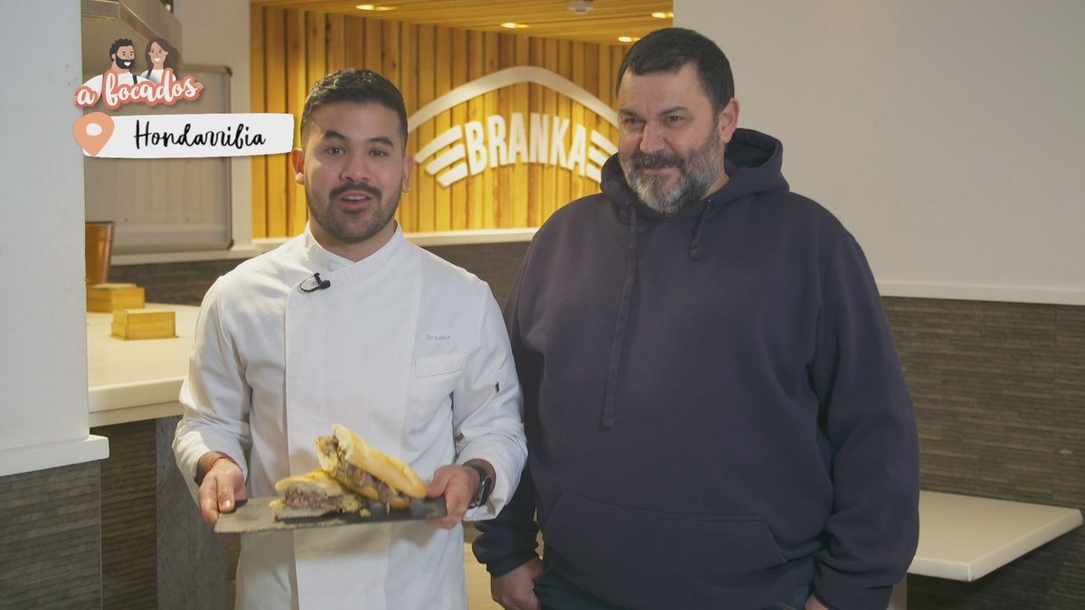 euskaltelebista's tweet photo. ▶️VÍDEO RECETA | Bocata Golden's de pluma ibérica, uno de los bocadillos estrella de #Branka taberna de #Hondarribia. Xabi Tife nos explica que están especializados en bocadillos diferentes. El cocinero Marco Rodríguez nos da la #receta

#ABocadosETB

https://t.co/nN38vvmKgc https://t.co/QFfONXoMo0