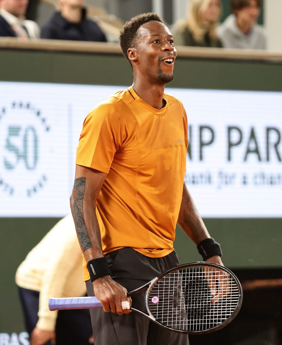 WeAreTennisFR's tweet image. GAËL ROI DE LA NUIT !!! 🔥🔥🔥

Quel match, mais quel match ! À bout de forces et alors qu'il était mené 0-4 dans le 5e set par Sebastian Baez, Gaël Monfils parvient à l'emporter 3-6 6-3 7-5 1-6 7-5 pour se qualifier pour le 2ème tour !! 

MERCI GAËL, MERCI 🤝