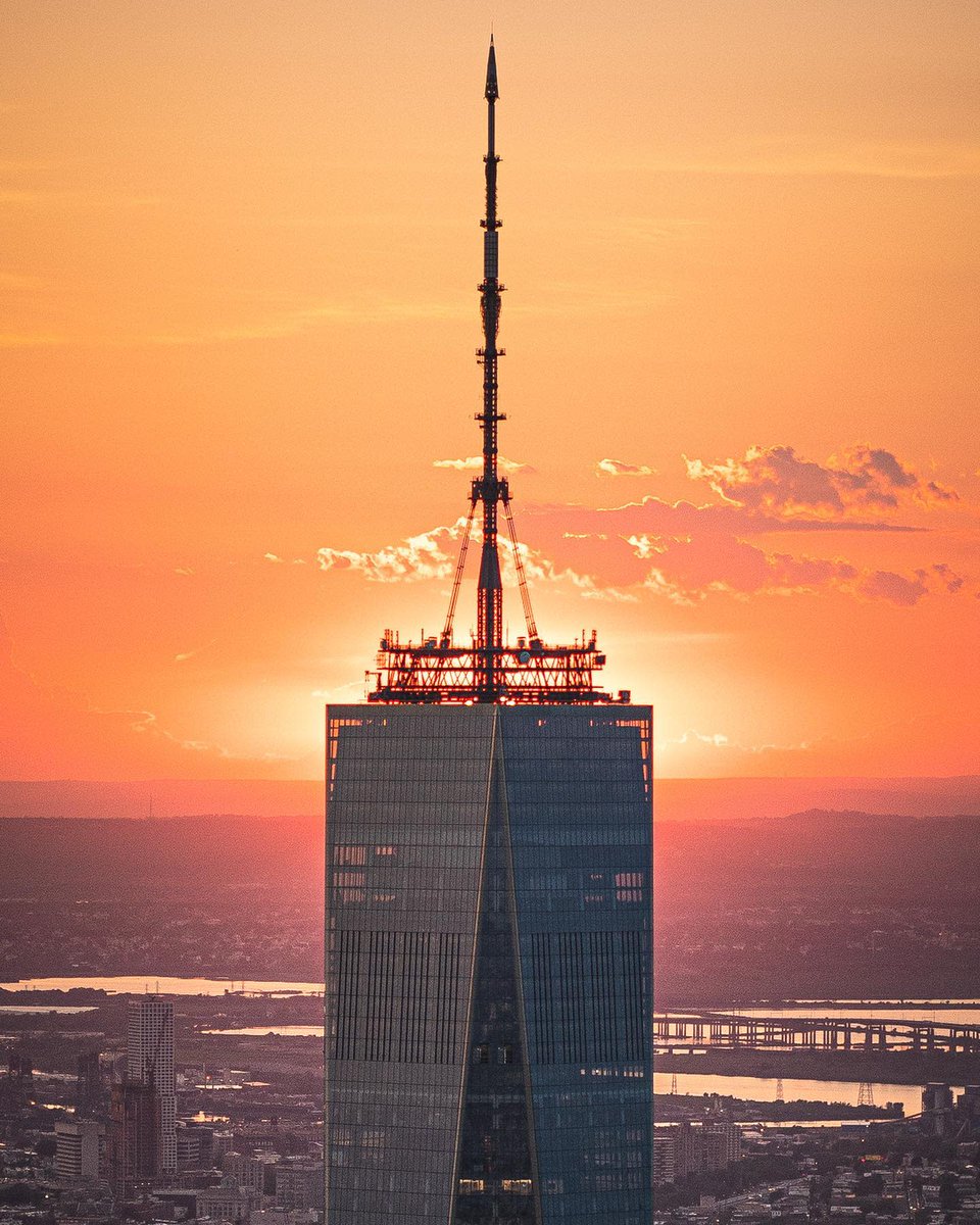 As the sun sets, One World Observatory illuminates the city 🌆

📸 IG @wokeupinnewyork