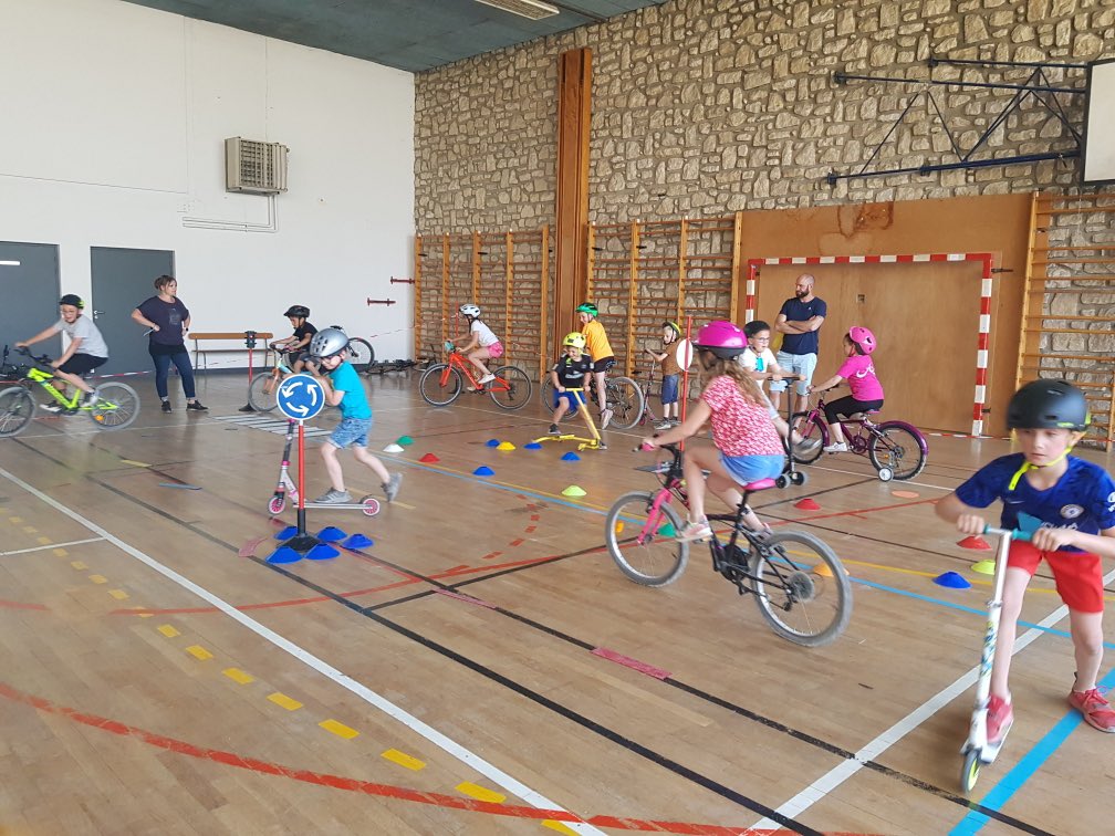 Apprendre à rouler ensemble , découvrir un circuit jalonné de panneaux de signalisation, jouer avec les règles du savoir rouler en toute sécurité … autant d’ateliers que les élèves de cycle 2 ont vécu.  <a href="/usepnationale/">USEP nationale</a> <a href="/DSDEN55/">DSDEN55</a> #tousavelo #sportscolaire