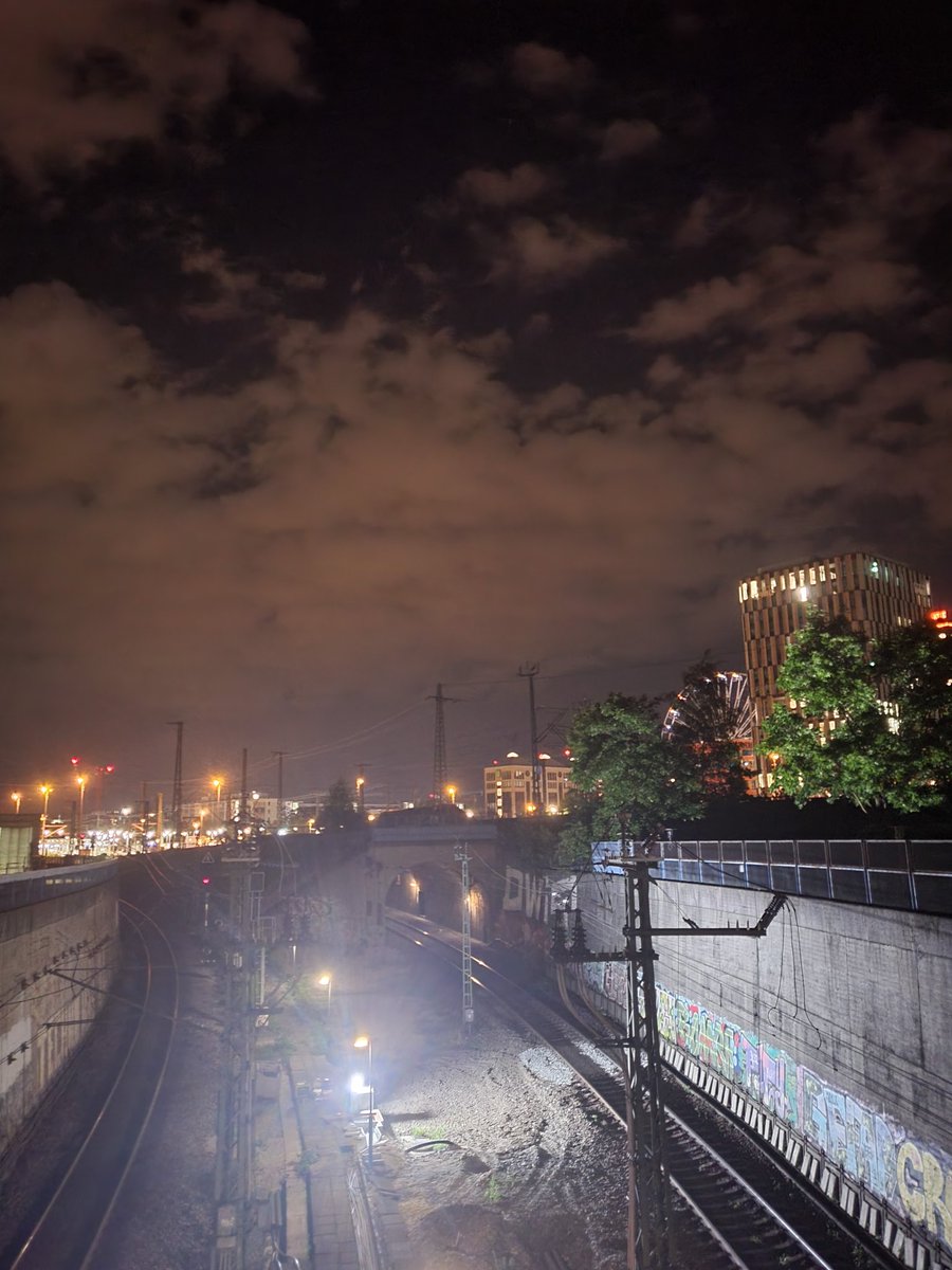Gjurisic's tweet image. #railway #ostbahnhof #ostbahnhofmünchen #münchenbynight #nebo #himmel #šetnja #spaziergang #walkingaround #nidolgčas