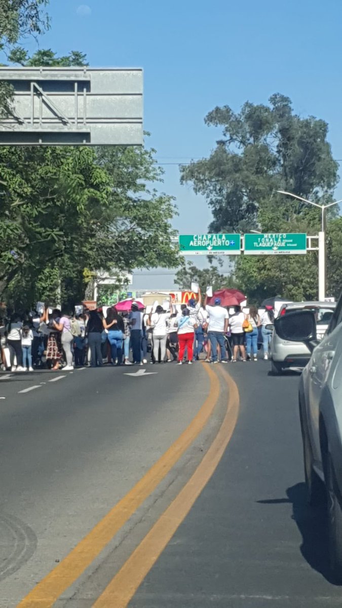 licjorgemoreno's tweet photo. @Trafico_ZMG manifestación en av vallarta altura roca automotriz https://t.co/63N9Q2nFnW