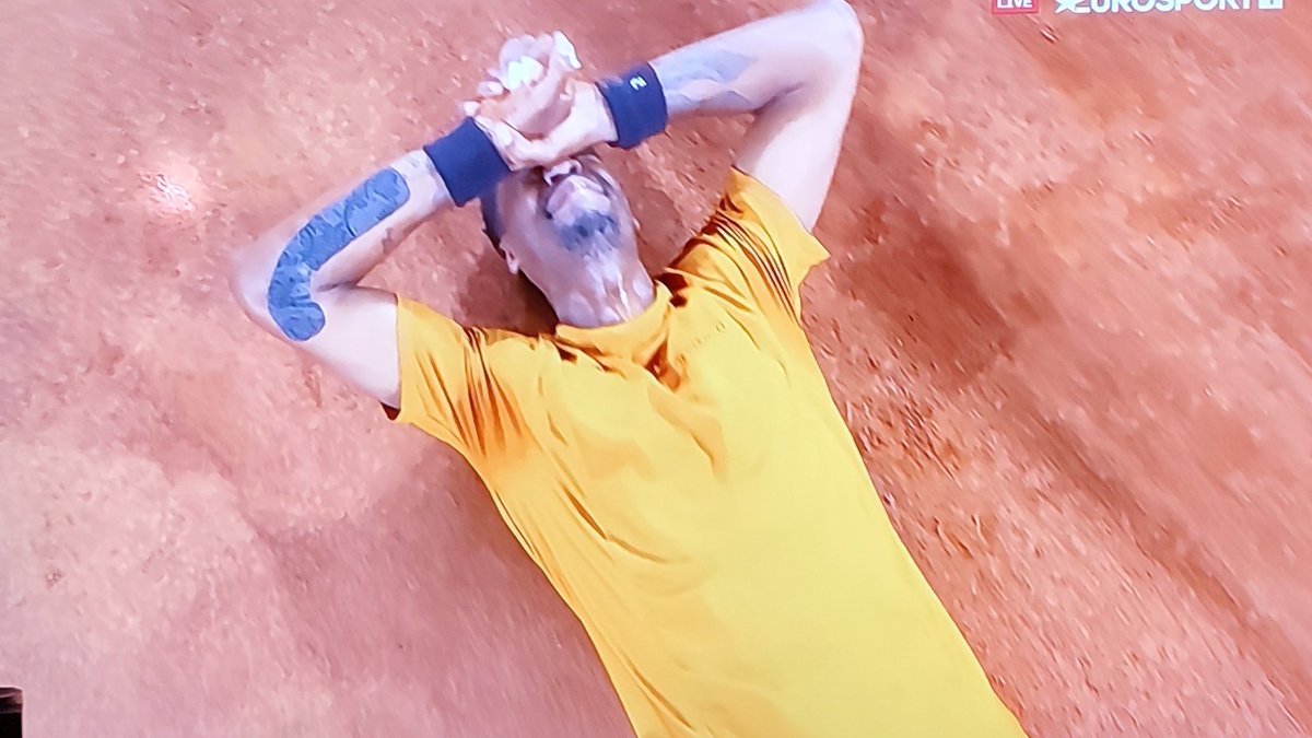 GawronSenior's tweet photo. I jak teraz, tak wykończony i kulejący po ponad 3h meczu #GaelMonflis ma dalej grać we @rolandgarros? Dlaczego nie ma meczów do 3 wygranych setów? Nigdy tego nie zrozumiem. Wiem co mówię, gram w tenisa od 52 lat! Czas na zmiany! https://t.co/VhhECOj58d