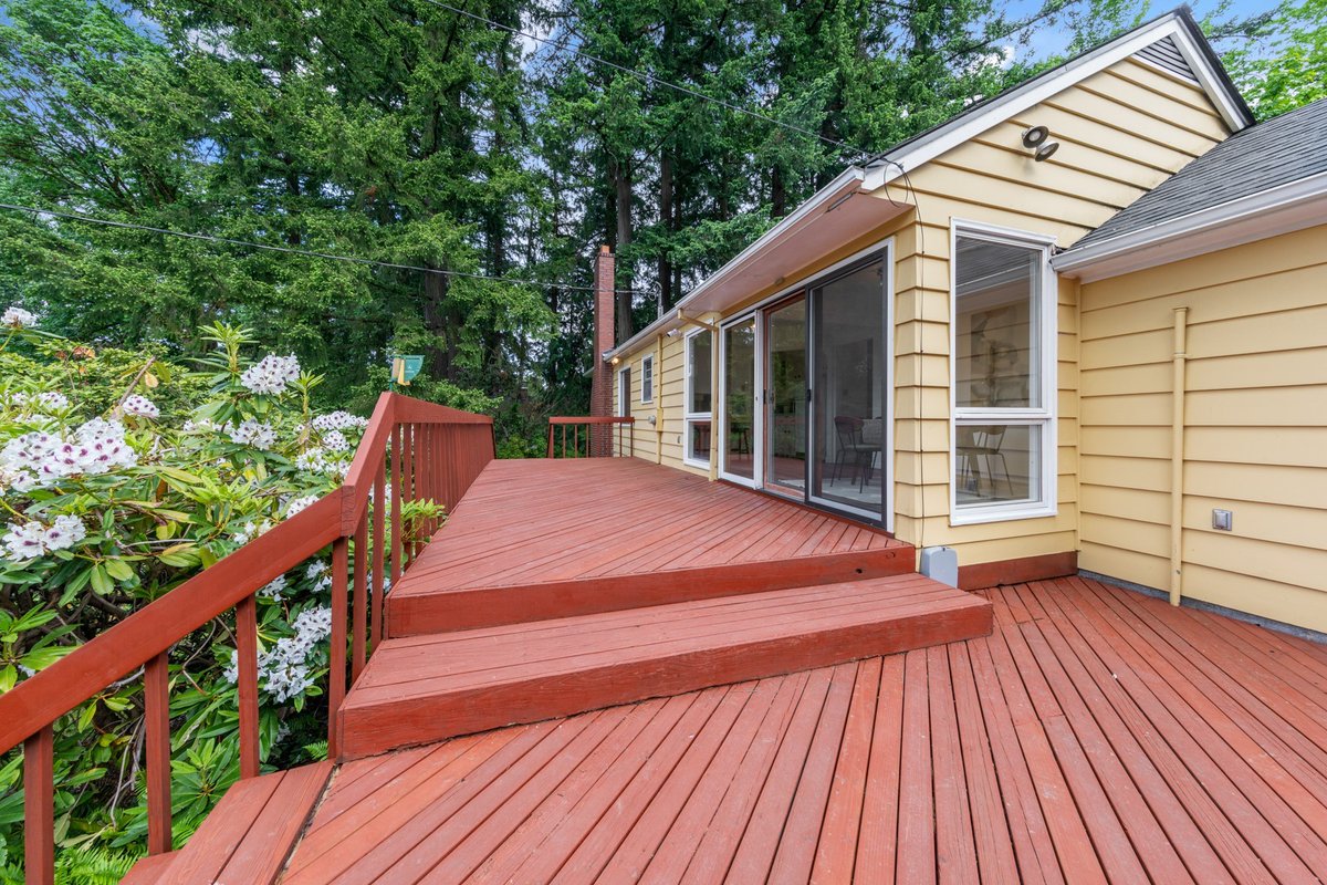 DebbieThomasPDX's tweet photo. Charming Hayhurst ranchalow w/ a sprawling deck &amp; ~1/3 acre lot! 2 beds + 2 bonus rooms &amp; 2 full baths. Brand new 40 yr roof, freshly painted interior &amp; refinished oak hardwood floors. Excellent bones w/ expansion potential. Contact @tpsixfootfive for more info! 4327 SW Flower St https://t.co/nnWfEfexe9