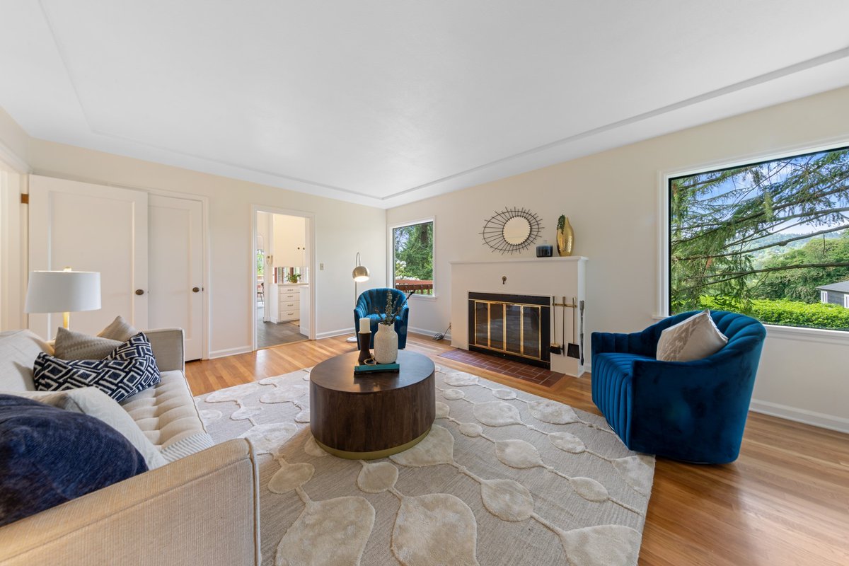 DebbieThomasPDX's tweet photo. Charming Hayhurst ranchalow w/ a sprawling deck &amp; ~1/3 acre lot! 2 beds + 2 bonus rooms &amp; 2 full baths. Brand new 40 yr roof, freshly painted interior &amp; refinished oak hardwood floors. Excellent bones w/ expansion potential. Contact @tpsixfootfive for more info! 4327 SW Flower St https://t.co/nnWfEfexe9