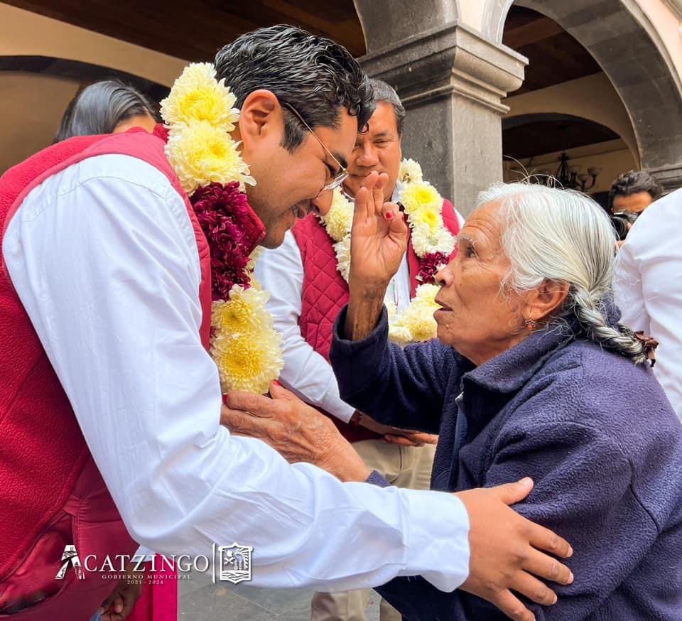 Un gusto recibir en #Acatzingo junto a mi esposa Arantza Vélez Clemente, al Secretario de Gobernación, <a href="/juliomiguelhg/">Julio Huerta</a> ; en compañía de su equipo de colaboradores de la Secretaría, acercando múltiples servicios a nuestra gente. 
1/6