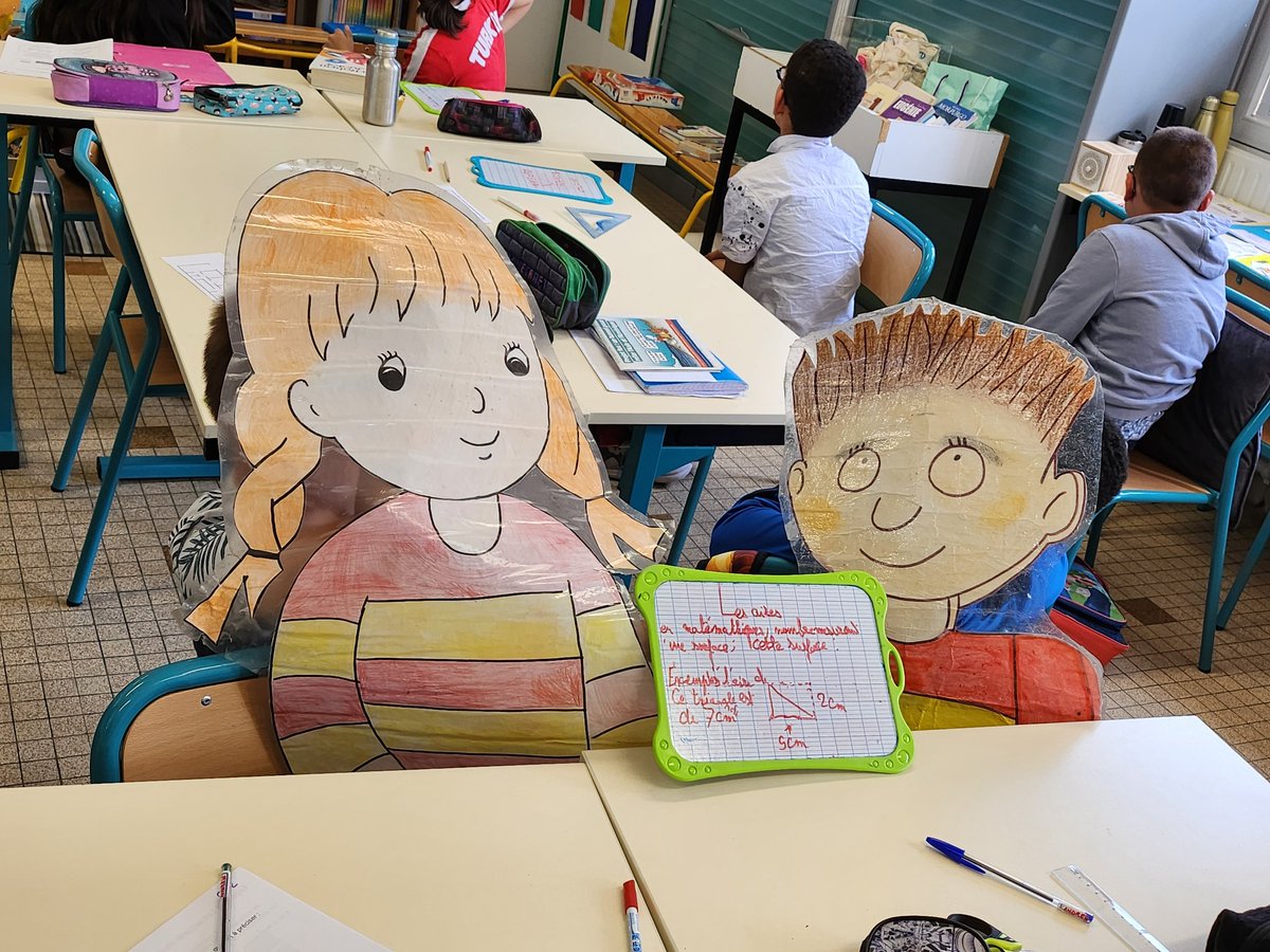 #AplatiTour#Voyage6@AplatiTour  Clément et Clémentine sont de véritables champions en maths. Ils ont découvert comment calculer surface d'un triangle rectangle !