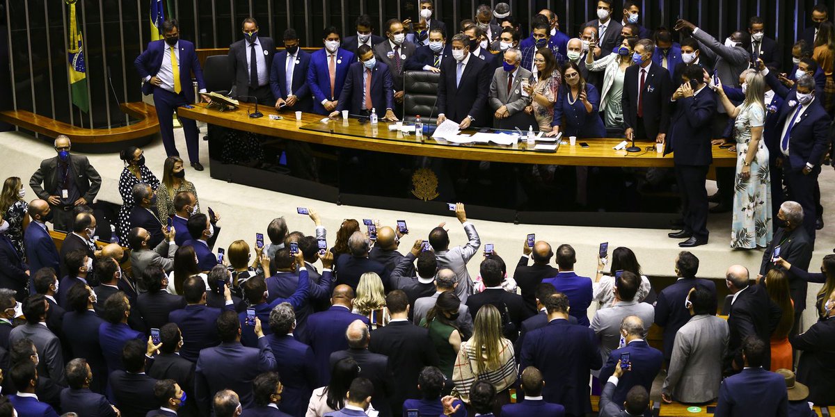 Entenda:

Um congresso corrompido, controlado pela bancada ruralista, aprova um projeto inconstitucional de genocídio aos povos indígenas.

Conclusão? O STF vai derrubar, pq é inconstitucional, ponto.

O q os fascistas vão gritar? 'Ditadura do judiciário'.

E a história se…