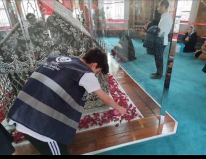 İmamoğlu’nun Fatih Sultan Mehmet’in türbesini ziyaretinden sonra Fatih Ülkü Ocakları, gül suyu ile türbeyi temizledi.