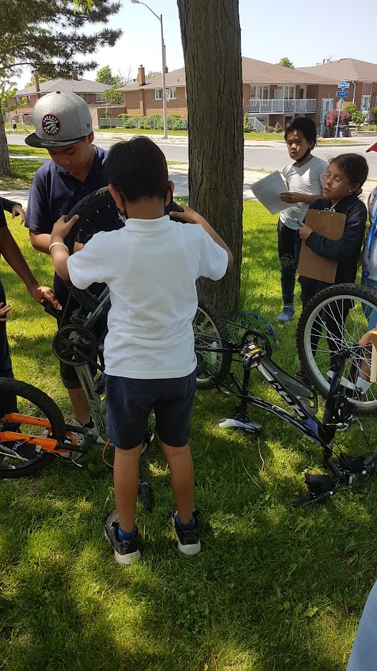 codru_c's tweet photo. How does Science make our life fun? Grade 3/4s @TDSB_Firgrove looking at the way bike gears work. Proud of all students who ride their bikes to school during #BiketoSchoolWeek. @AnjiGillespie @EMensah16 #B2SW #JourneyOutside #LearningIsFun https://t.co/ir2a4K0uxt