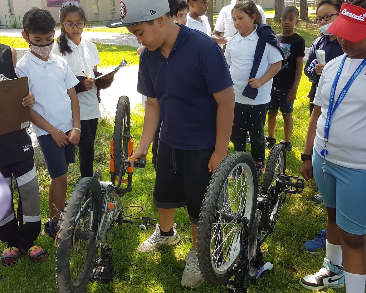 codru_c's tweet photo. How does Science make our life fun? Grade 3/4s @TDSB_Firgrove looking at the way bike gears work. Proud of all students who ride their bikes to school during #BiketoSchoolWeek. @AnjiGillespie @EMensah16 #B2SW #JourneyOutside #LearningIsFun https://t.co/ir2a4K0uxt