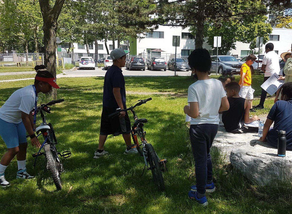 codru_c's tweet photo. How does Science make our life fun? Grade 3/4s @TDSB_Firgrove looking at the way bike gears work. Proud of all students who ride their bikes to school during #BiketoSchoolWeek. @AnjiGillespie @EMensah16 #B2SW #JourneyOutside #LearningIsFun https://t.co/ir2a4K0uxt