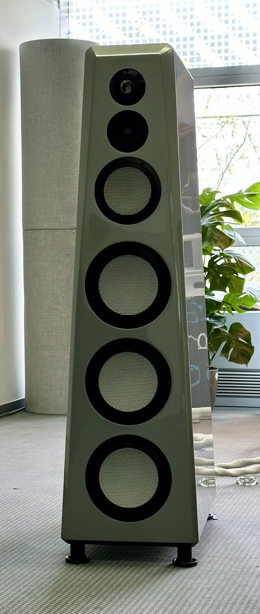 CMS_audio's tweet image. Von Schweikert Ultra 7 Loudspeakers sitting atop Critical Mass Systems Loudspeaker footers.