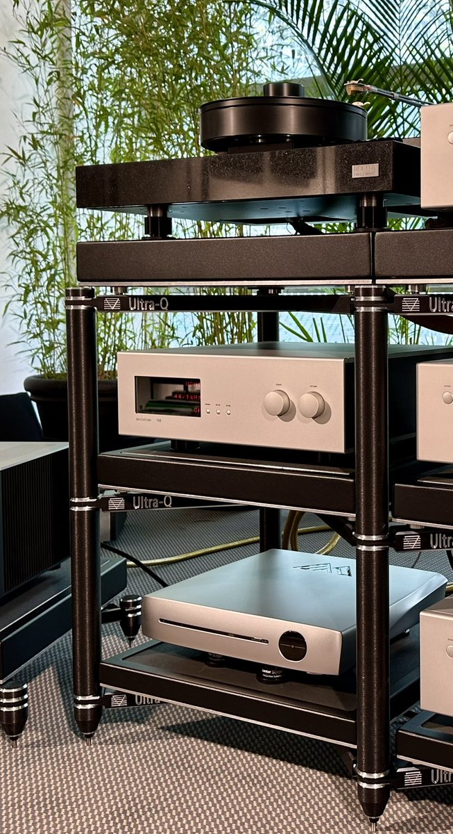 CMS_audio's tweet image. The all new Ultra Q rack with the Swiss-made De Baer turntable sitting on the new turntable footers by Critical Mass Systems.