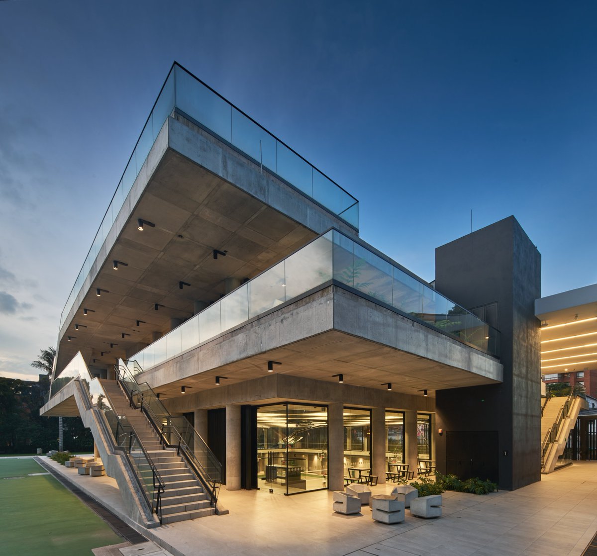 RevistaAXXIS's tweet photo. Este coliseo, de una reconocida institución educativa en Bogotá, desdibuja sus límites físicos para convocar a las personas a utilizarlo con total libertad. Conozca el artículo: https://t.co/zw9IKZThLW https://t.co/gimh2zUZQX