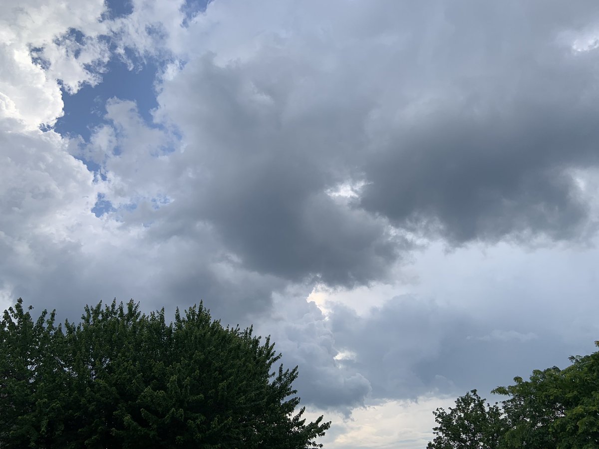 Thunder & clouds rolling in #shawneeks right now 🌩️ #kswx #mowx #fox4kc @fox4wx @AlexCounteeWX @JacobLanierWx @CityofShawneeKS