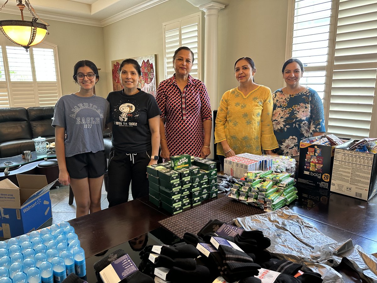 KhalsaAidUSA's tweet image. Khalsa Aid Florida packed and delivered 50 tote bags containing essential items such as soaps, shampoo, toothbrush and toothpaste, deodorant, towel,  undergarments, socks, and food snack items to Oldsmar Care facility.
#essentialitems #florida #volunteers #khalsaaidusa #khalsaaid